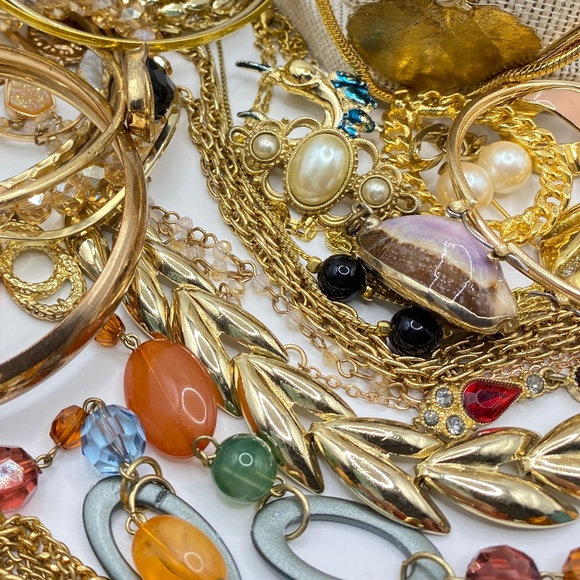 Goldtone Jewelry Bundle Lot Necklaces Earrings Bracelets Brooches - Picture 4 of 14